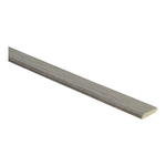 afgevlakte plint met licht grijs bruin eiken structuur en matte afwerking