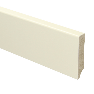 Witte plint met gladde, effen structuur en afgeronde bovenkant, recht model.