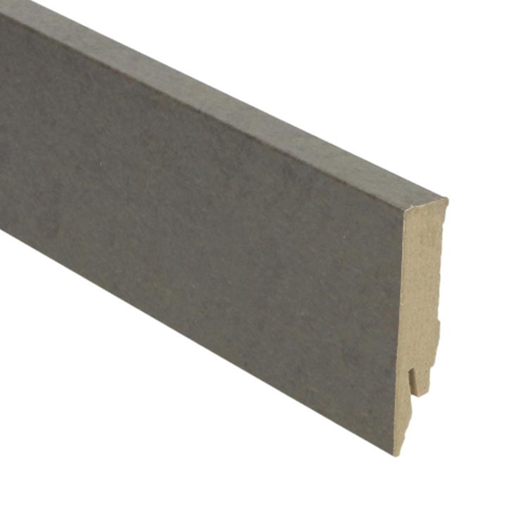 grijs bruine plint met matte afwerking en rechte bovenkant, gemaakt van MDF materiaal, geschikt als afwerking voor vloeren