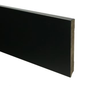 Donkere matte plint met strakke, vlakke oppervlakte zonder structuur of patroon.
