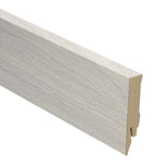 plint in licht wit es kleur met subtiele houtnerfstructuur en matte afwerking