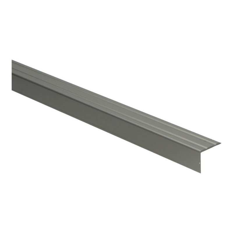 grijze metalen overgangsstrip met subtiele decoratieve lijnen en een L-vormige profielrand, geschikt voor vloerafwerking