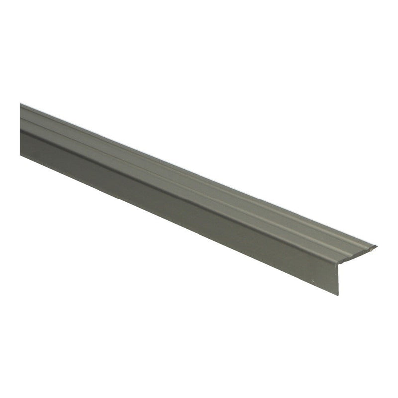 Grijs metalen overgangsprofiel met subtiele lijnstructuur, geschikt voor vloerafwerking tussen verschillende vloertypes.