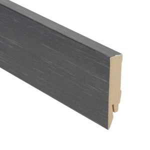 Donkergrijze plint met subtiele houtnerfstructuur en strakke afwerking, geschikt voor moderne vloeren.