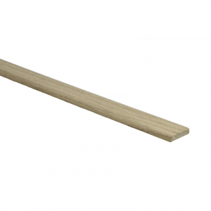 dunne lat in licht beige eiken houtstructuur zonder patroon, geschikt voor afwerking of detaillering bij vloeren
