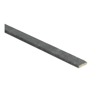 Donker grijs plintstrip met een lichte textuur, geschikt als afwerkrand voor vloeren.