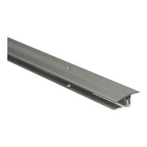 Overgangsprofiel van geborsteld zilver aluminium met schroefgaten, geschikt voor vloeren zoals laminaat, pvc of parket.