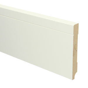 witte plint met strakke afwerking en subtiele groef, glad oppervlak