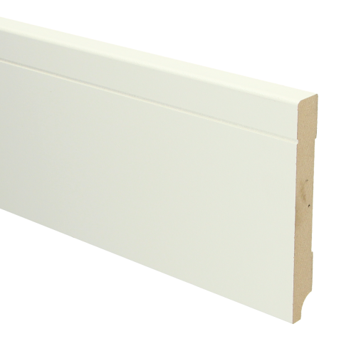 witte plint met strakke afwerking en subtiele groef, glad oppervlak