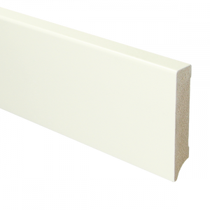 strakke witte plint met matte afwerking, geschikt voor diverse vloertypen zoals laminaat, parket of pvc, rechthoekig profiel met lichte textuur aan de zijkant