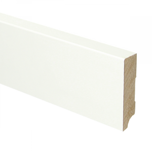 Witte MDF plint met afgeronde bovenkant en rechte zijkanten, gladde structuur, geschikt voor wandafwerking bij vloeren.