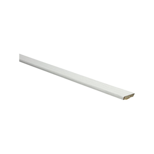 plint in smalle rechthoekige vorm met een licht wit es kleur en subtiele houtnerfstructuur