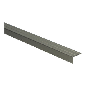 Grijs metalen overgangsprofiel met subtiele verticale groeven en L-vormige rand, geschikt voor vloerafwerking.