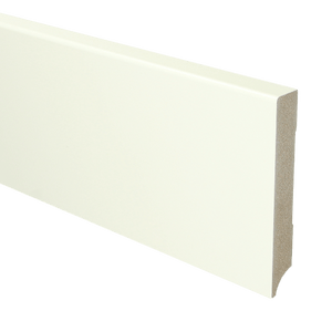 strakke plint in matte white wash kleur met gladde, rechte afwerking zonder structuur
