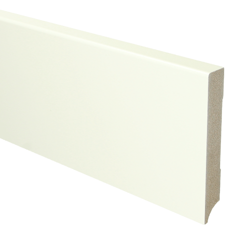 strakke plint in matte white wash kleur met gladde, rechte afwerking zonder structuur