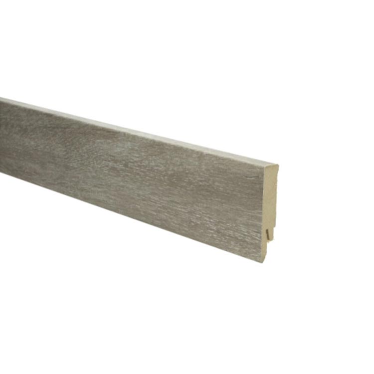 plint met houtstructuur in licht grijsbruin eiken kleur, smal model met rechte bovenkant en een hakprofiel aan de onderkant voor montage bij laminaat- of pvc vloeren