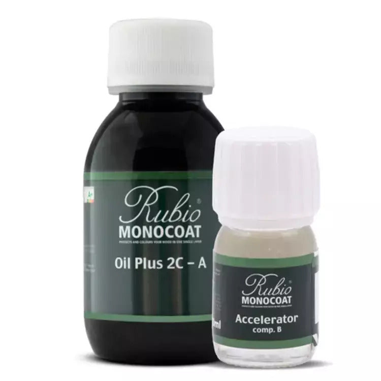 twee flessen Rubio Monocoat behandelingsolie, een grote zwarte fles Oil Plus 2C - A en een kleine doorzichtige fles Accelerator comp. B, met witte doppen en groene etiketten