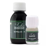 twee flessen Rubio Monocoat olie, één grotere zwarte fles Oil Plus 2C-A en één kleinere transparante fles Accelerator comp. B, beide met witte doppen en groene labels