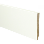 witte plint met rechte bovenkant en licht bruine MDF kern, gladde structuur