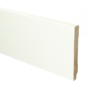 witte plint met rechte bovenkant en licht bruine MDF kern, gladde structuur