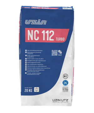 Blauwe verpakking zak met rode en witte tekst, Uzin NC 112 Turbo gips-snelle stucmassa, inhoud 20 kilo, inclusief certificeringen en productinformatie.