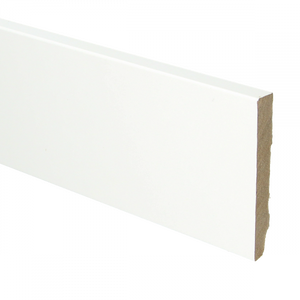 witte plint met gladde, matte afwerking en rechte bovenkant, zonder zichtbare nerven of structuur, van middelhoge dikte