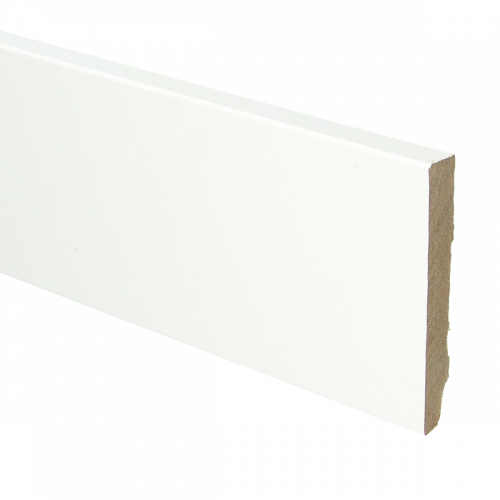 witte plint met gladde, matte afwerking en rechte bovenkant, zonder zichtbare nerven of structuur, van middelhoge dikte