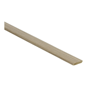 afgeplatte overgangsstrip voor vloeren in licht beige eikenlook met fijne houtstructuur en matte afwerking