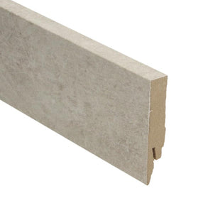 Beige plint met een subtiele lichte structuur en matte afwerking, geschikt voor moderne vloeren en naadloze wandafwerking.