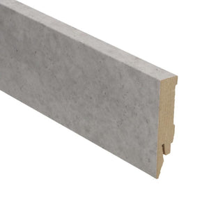 plint met een matte grijs marmer print, recht model met een lichte structuur en een rechte bovenkant, natuurlijk hout kern zichtbaar aan de zijkant