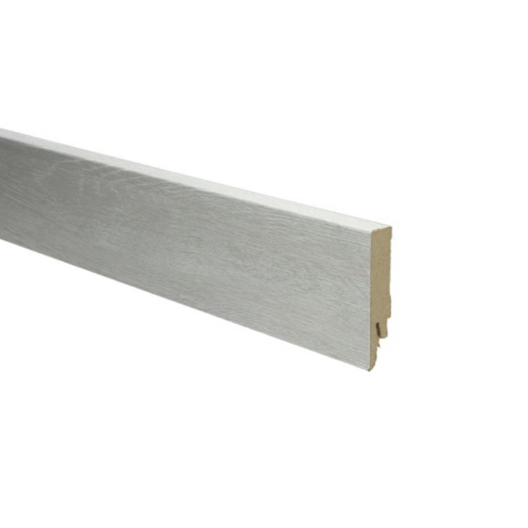 plint met lichte grijs beige houtstructuur, glad oppervlak en rechte bovenkant, geschikt als afwerking voor vloeren