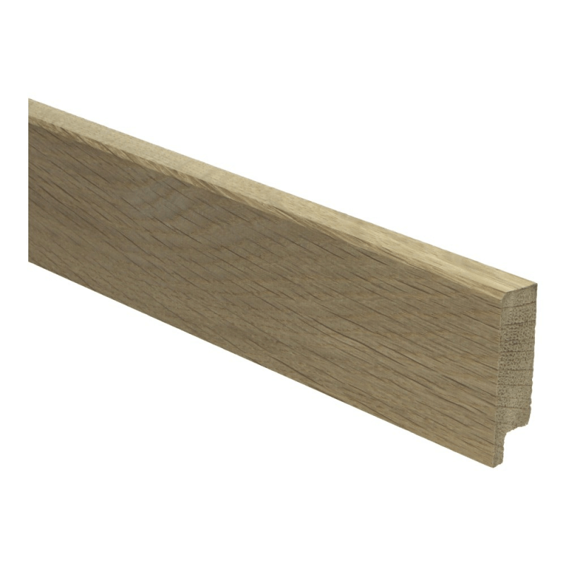 Lichte beige eiken plint met zichtbare houtnerfstructuur en rechte bovenkant, geschikt voor afwerking van vloeren.