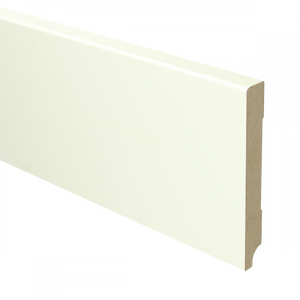 plint in matte witte kleur met rechte zijden en licht afgeronde bovenkant, eenvoudige gladde afwerking zonder zichtbaar patroon of structuur