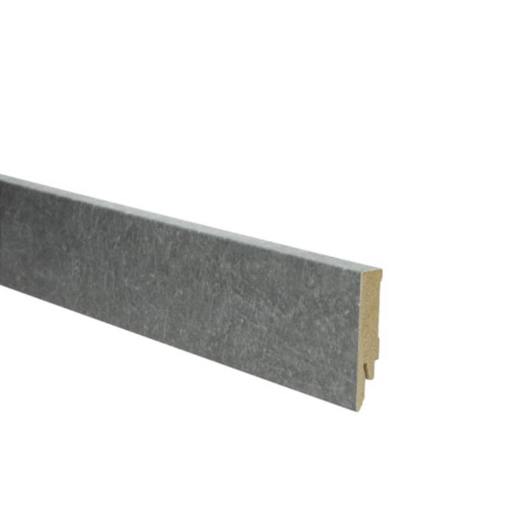Plint met betonlook in donkergrijs met een subtiele, natuurlijke steenstructuur en rechte afwerking.