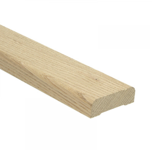 Afgebeeld is een licht beige eiken plint met zichtbare houtnerfstructuur en een afgeronde bovenzijde.
