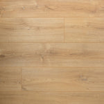 licht beige eiken vloer met brede planken en fijne houtnerfstructuur in een warme natuurlijke tint