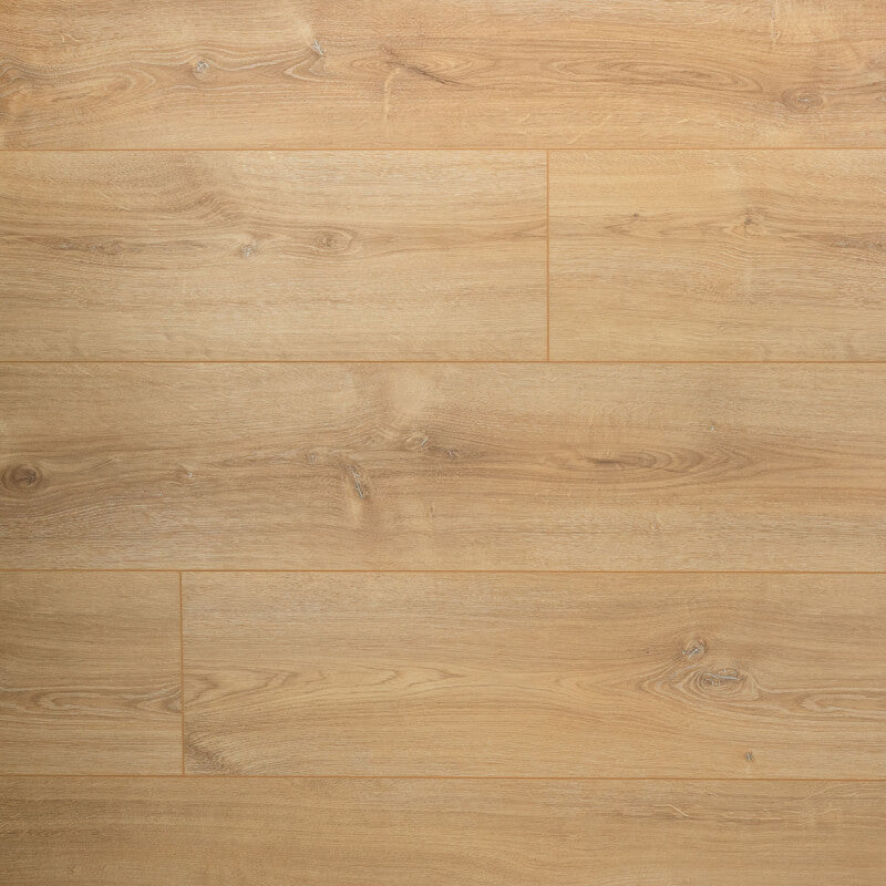 licht beige eiken vloer met brede planken en fijne houtnerfstructuur in een warme natuurlijke tint