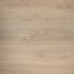 lichte beige eiken vloer met brede planken in een natuurlijke houtstructuur en subtiele noesten zichtbaar