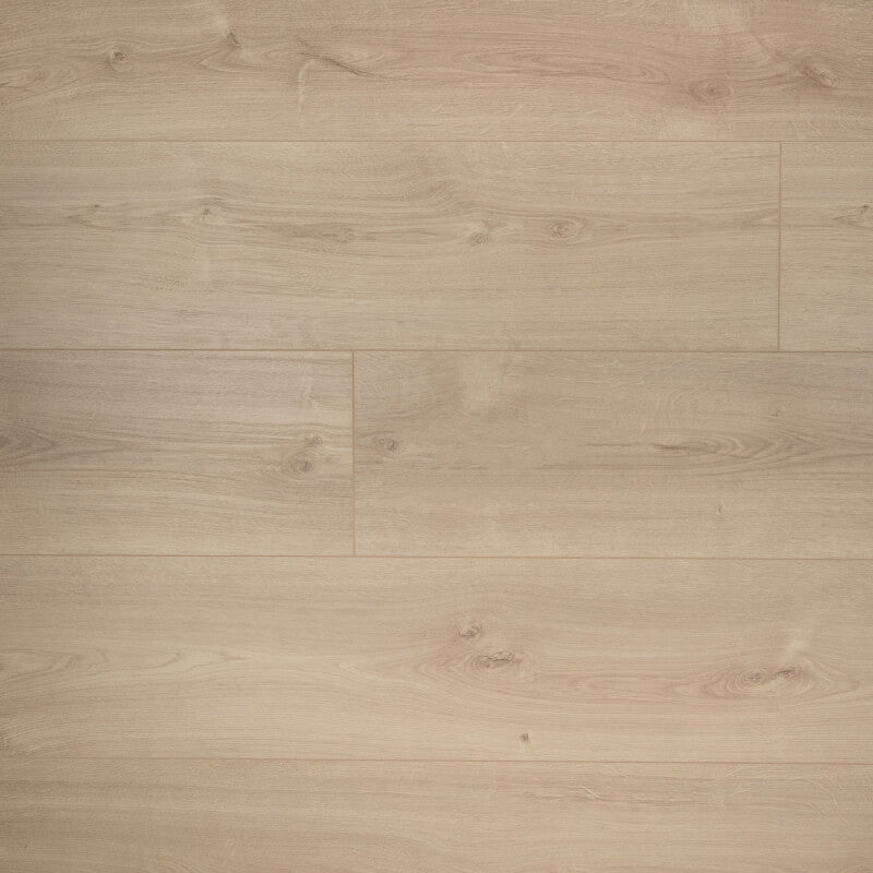 lichte beige eiken vloer met brede planken in een natuurlijke houtstructuur en subtiele noesten zichtbaar
