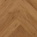 licht bruin eiken vloer met visgraatpatroon en duidelijke houtstructuur met knoesten en nerfdetails