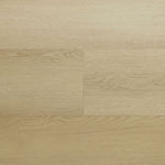 lichte beige eiken vloer met zichtbare houtnerf in brede planken en een matte structuur
