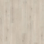 licht beige eiken vloer met subtiele houtstructuur en smalle planken zonder patroon