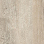 licht beige eiken vloer met zichtbare houtnerfstructuur en kleine knoesten in brede planken met matte afwerking