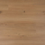 lichte beige eiken vloer met brede planken en subtiele houtnerfstructuur met enkele kleine noesten in natuurlijke uitstraling