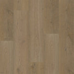 Licht beige eiken vloer met rechte planken en natuurlijke houtnerf structuur met subtiele noesten en fijne groeven.