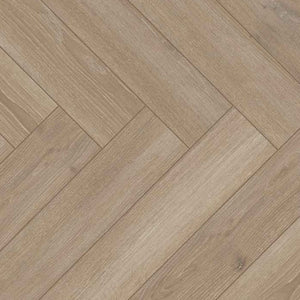 licht beige eiken vloer in visgraatpatroon met fijne houtstructuur en matte afwerking