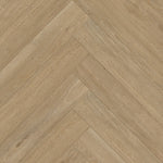 Licht beige eiken vloer met visgraatpatroon en fijne houtstructuur.