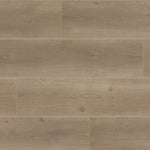 licht beige eiken vloer met brede planken en subtiele houtstructuur in effen patroon