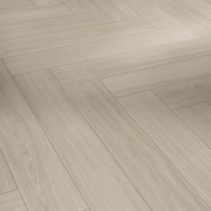 licht eiken visgraatvloer met een fijne houtstructuur en smalle planken in een zachte beige eikenkleur