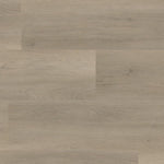 lichte vloer in beige eiken kleur met subtiele houtnerfstructuur en brede planken zonder patroon